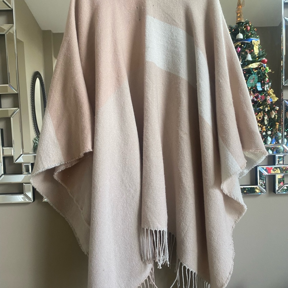 SOUA&KYI, Absolutely Gorgeous Poncho Cape! The Material is Beautiful ๐ป๐ป๐ป๐ป๐ป - Picture 9 of 11